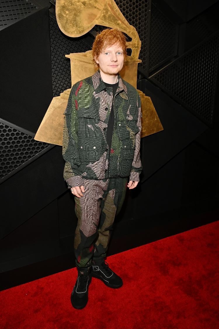 Ed Sheeran com visual militar moderno no tapete vermelho do Grammy