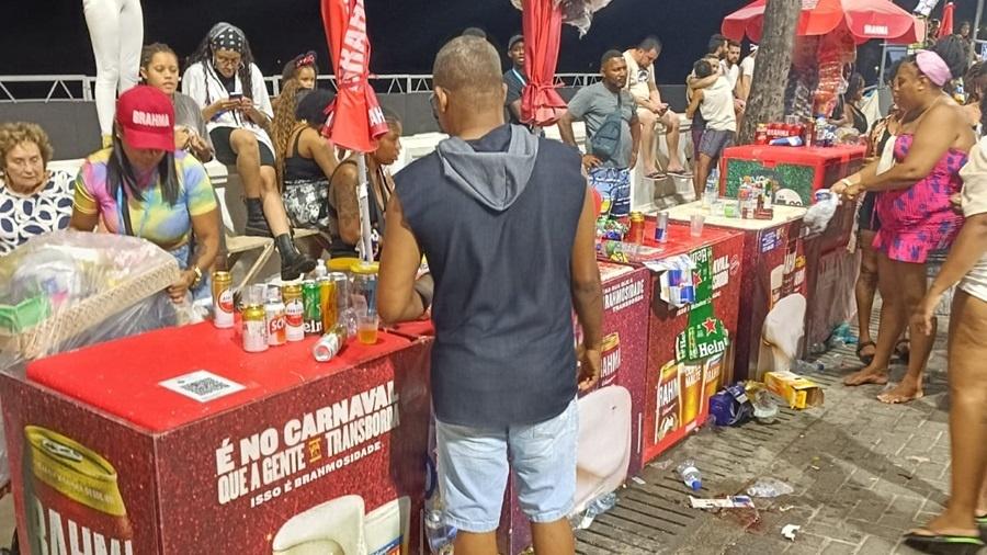 Dois homens agrediram um ambulante durante o evento do cantor Léo Santana