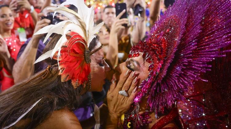 Sabrina Sato e Viviane Araújo se preparam para dar um selinho durante o desfile da Unidos de Vila Isabel