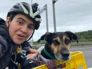 Brasileira e seu cão Juliano viajam de bike até o extremo sul da Argentina