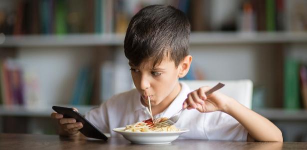 4% das crianças falam de emoções com IA, e Brasil define idade para ChatGPT