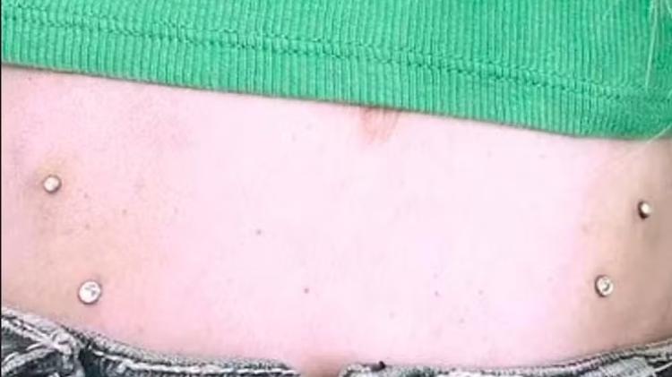 Tori Spelling colocou quatro piercings na cintura