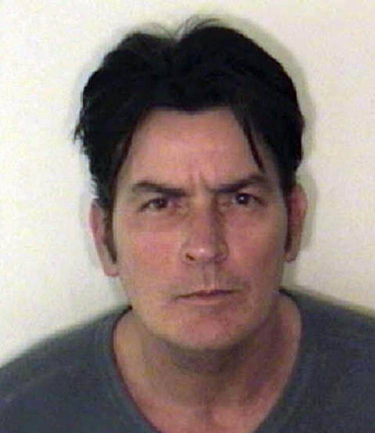 Charlie Sheen: Ator foi preso acusado de violência doméstica