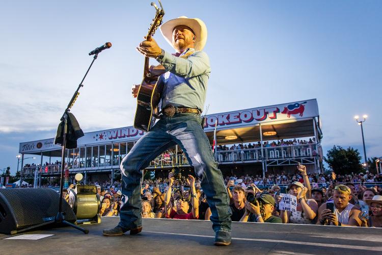 Cody Johnson, atração internacional da Festa do Peão de Barretos, durante show no sábado (13), em Chicago