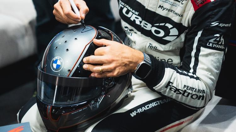 Capacete personalizado para os donos de M3 CS, assinado por Farfus