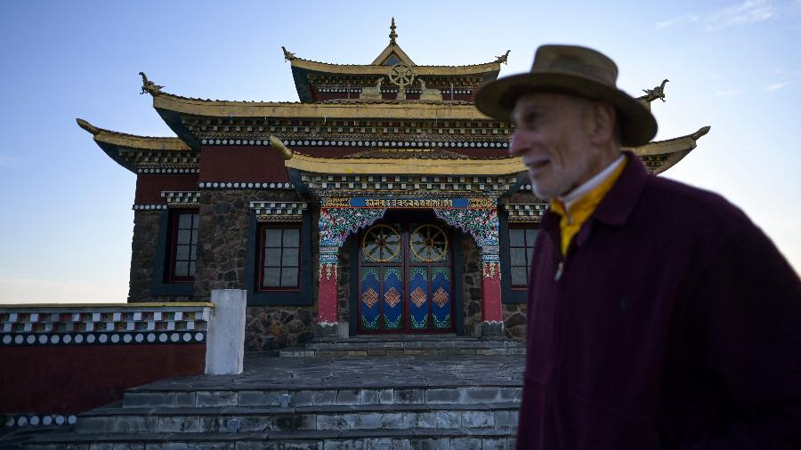 Pema Gompo em frente ao templo Chagdud Gonpa Sengue Dzong, no Uruguai