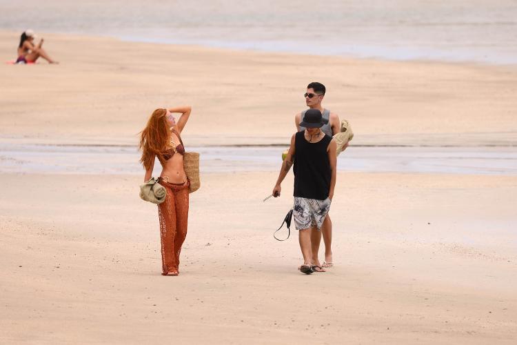 Marina Ruy Barbosa e amigos durante fim de semana na praia