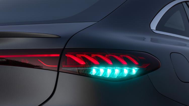 Mercedes foi responsável pela criação da luz azul-turquesa, que indica que o carro autônomo está sob comando do computador e já é usada na Alemanha e nos EUA Mercedes foi responsável pela criação da luz azul-turquesa, que indica que o carro autônomo está sob comando do computador e já é usada na Alemanha e nos EUA