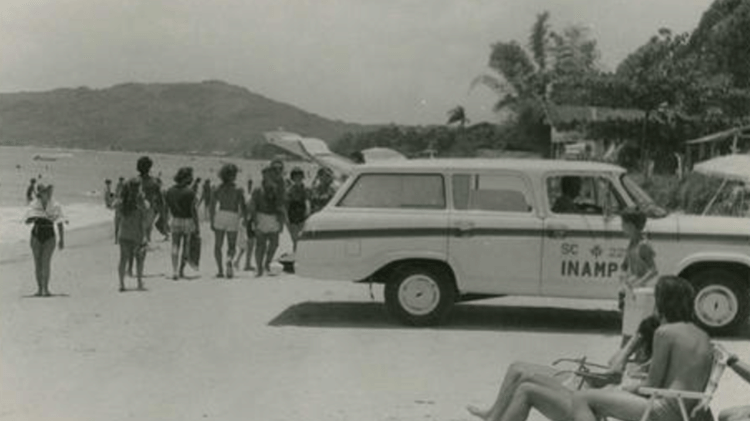 Ambulância do extinto Inamps em atendimento na praia de Santa Catarina, na década de 1980 Ambulância do extinto Inamps em atendimento na praia de Santa Catarina, na década de 1980