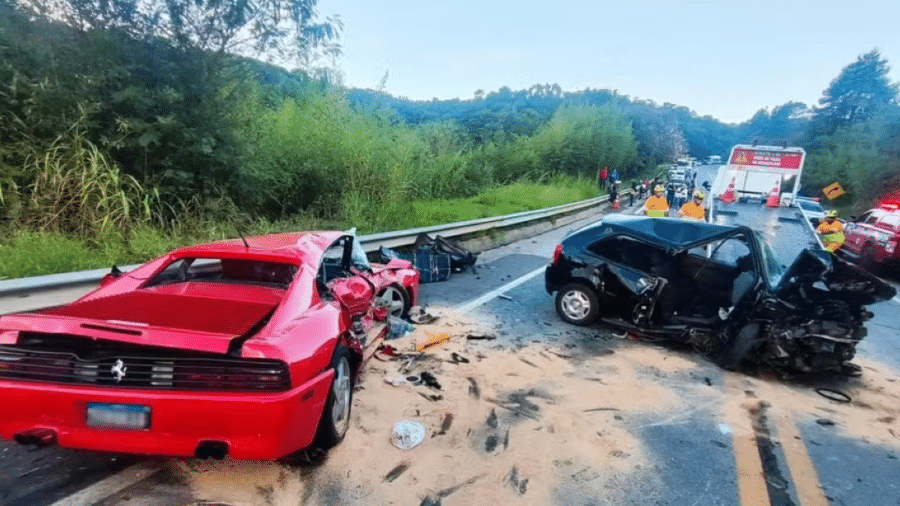 Motorista de Ferrari perdeu controle em curva no interior de SP e bateu em VW Gol; passageira do Volkswagen segue em estado grave Motorista de Ferrari perdeu controle em curva no interior de SP e bateu em VW Gol; passageira do Volkswagen segue em estado grave