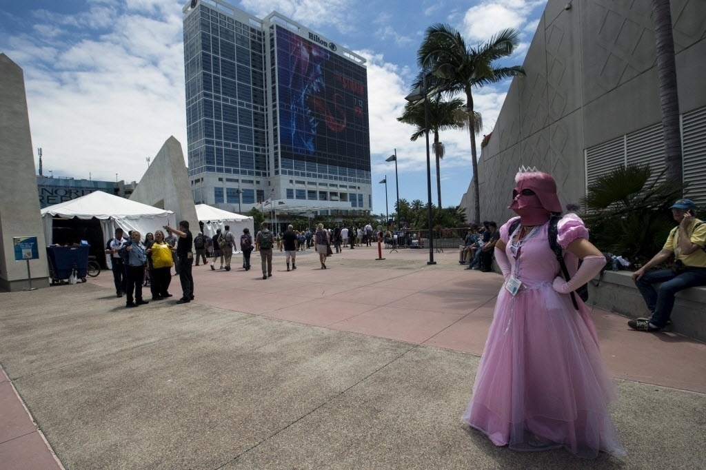 O grande vilão de "Star Wars", Darth Vader, se tornou uma verdadeira princesinha nas mãos de um cosplayer pelos arredores da Comic-Con 2015, em San Diego, nos Estados Unidos - David Maung/EFE/EPA