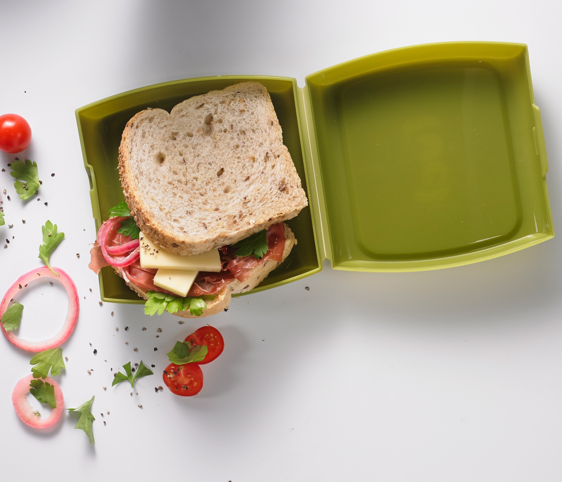 O porta-sanduíches da Trudeau é feito de polipropileno e tem tampa fixa. O objeto mede 14 cm x 14 cm e custa R$ 32,50, na Pepper (www.pepper.com.br) - Divulgação