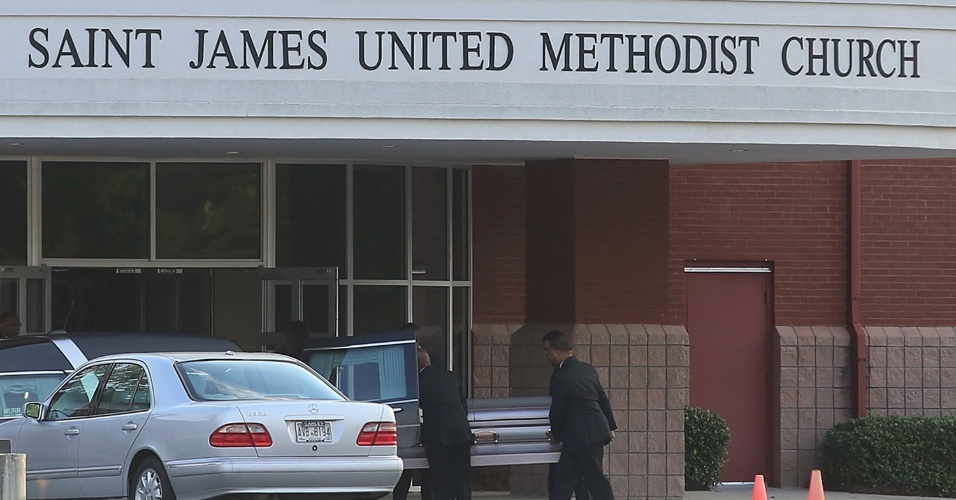 1º.ago.2015 - Caixão de Bobbi Kristina chega à igreja metodista de  St. James em Alpharetta, na Georgia