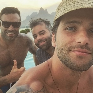 "Mini férias até o último capítulo! Curtindo o Rio com os amigos @pedrotourinho e @chico_salgado até Murilinho voltar", escreveu Bruno Gagliasso no Instagram