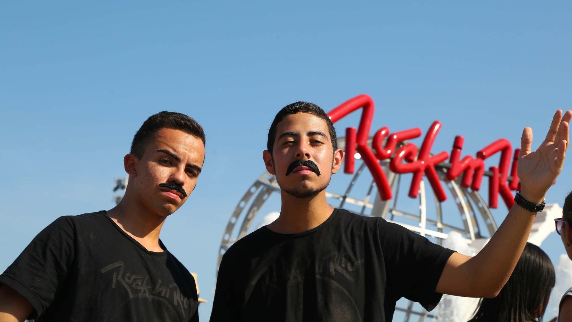 18.set.2015 - Fãs do Queen exibem seus bigodes fake de Freddie Mercury no primeiro dia de Rock in Rio. Com Adam Lambert no vocal, a banda inglesa se apresenta a partir da meia-noite desta sexta (18) - Marco Antônio Teixeira/UOL