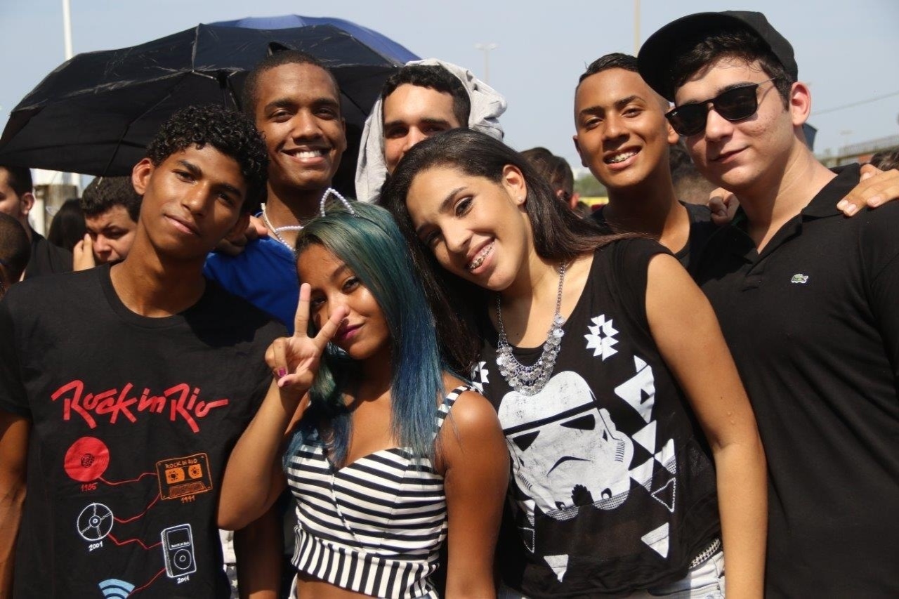 27.set.2015 - Jordan Souza, Maria Fernanda Cândida, Tássila Rodrigues e Paulo Linhares esperam pela abertura dos portões - Zulmair Rocha/UOL