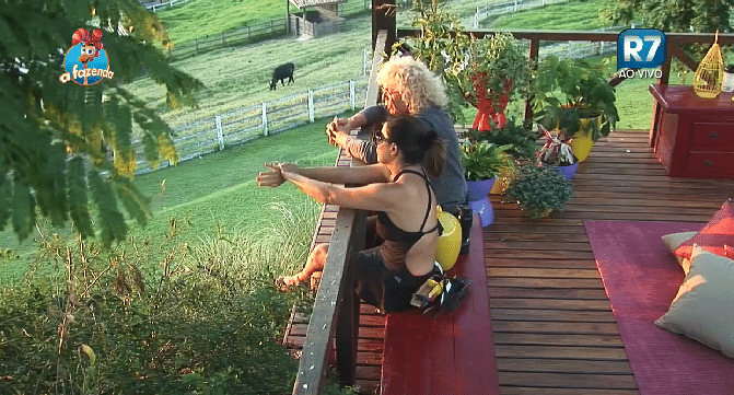 06.out.2015 - Ovelha fala à Mara Maravilha sobre sua filha: "Eu a amo, plenamente, de longe" - Reprodução/Record