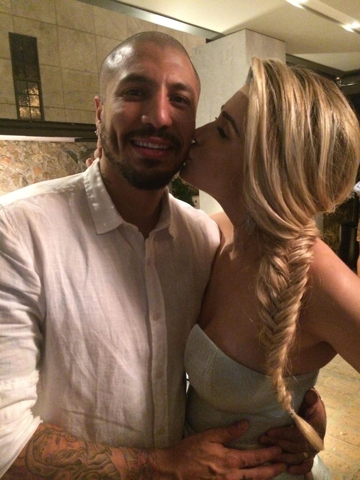 14.out.2015 - Fernando Medeiros e Aline Gotschalg trocaram as alianças na noite desta quarta-feira em uma cerimônia só para convidados íntimos - Divulgação