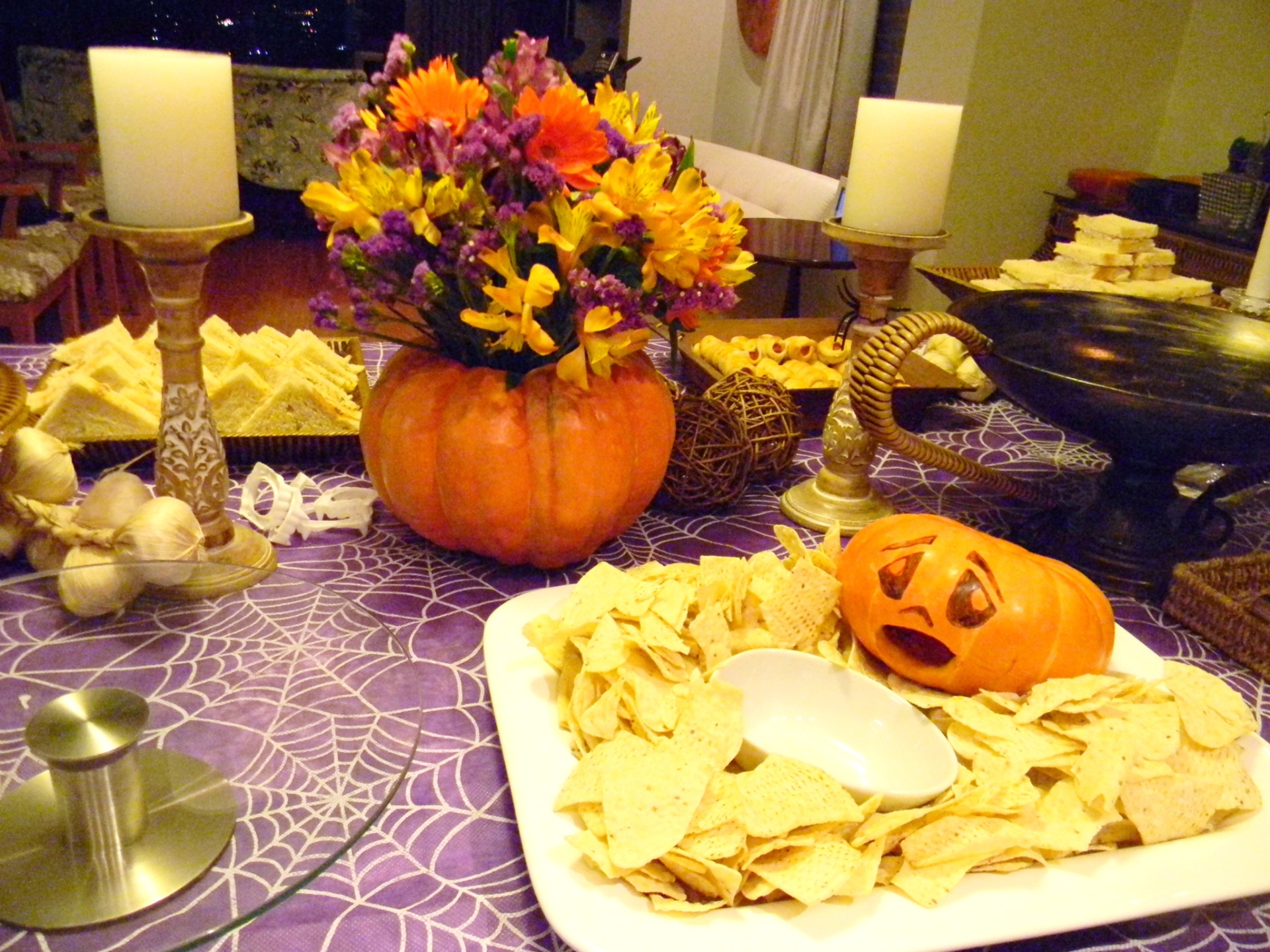 Entre as delícias servidas neste aniversário de adolescente com tema Halloween estavam nachos com guacamole, lanche triangular de pepino com cream cheese e salsichas assadas na massa folhada, que lembravam múmias enroladas. Na decoração da mesa foram usados dois castiçais de madeira entalhada e abóboras. O toque horripilante ficou por conta dos dentes de vampiro e do alho, espalhados no meio dos quitutes - Divulgação
