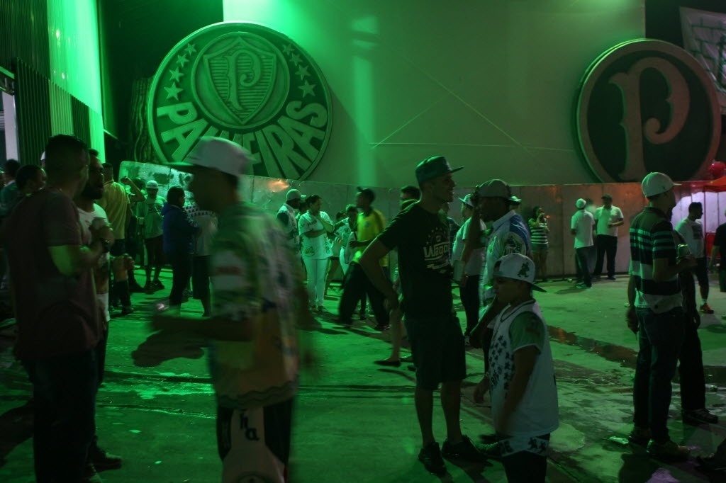 31.out.2015 - A escola de samba Mancha Verde comemora 20 anos em festa na quadra da agremiação, em São Paulo - Junior Lago/UOL