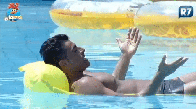 12.nov.2015 - JP alerta Mara Maravilha sobre Luka Ribeiro: "Ele quer manipular você" - Reprodução/Record