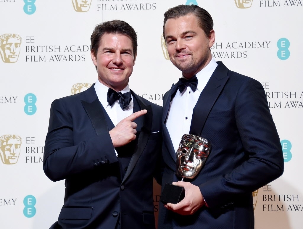 Leonardo DiCaprio posa com Tom Cruise após vencer o BAFTA 2016 na categoria melhor ator pelo filme "O Regresso" - EFE