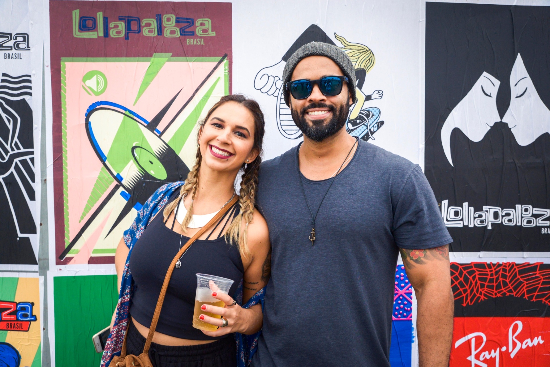 13.mar.2016 - Casal posa em frente ao paredão de pôsteres do Lollapalooza Brasil 2016 - Rafael Roncato/UOL