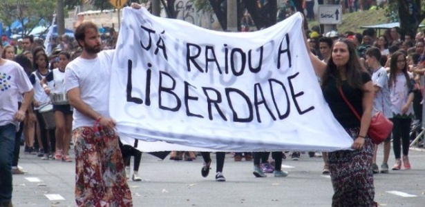Professor Vitor Pelegrini usa saia durante desfile cívico de estudantes em Campinas - Arquivo Pessoal
