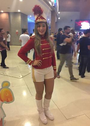 2.dez.2016 - Fã de Xuxa desde a infância, Daiane Quarenta, de 29 anos, se veste de paquita para acompanhar show - Gisele Alquas /UOL - Gisele Alquas /UOL
