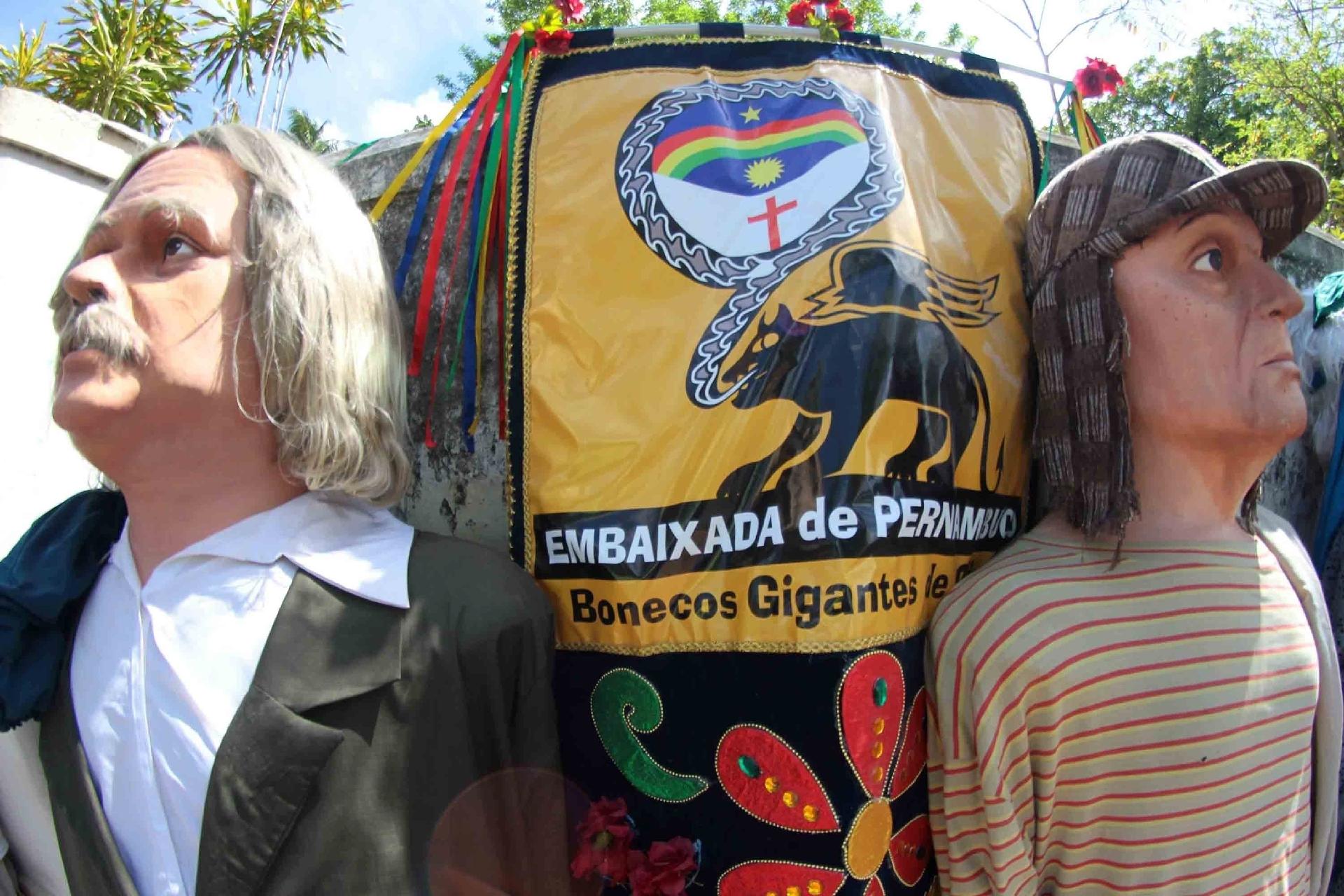 Professor Raimundo e Chaves também saem para a folia em Olinda (PE) - Marlon Costa/Futura Press/Folhapress