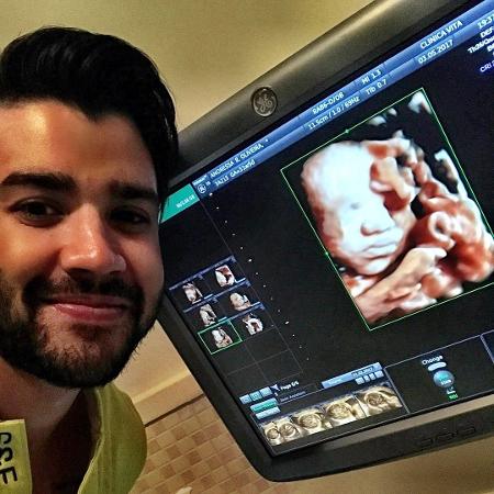 Gusttavo Lima publica foto ao lado do ultrassom do primeiro filho, Gabriel - Reprodução/Instagram/gusttavolima