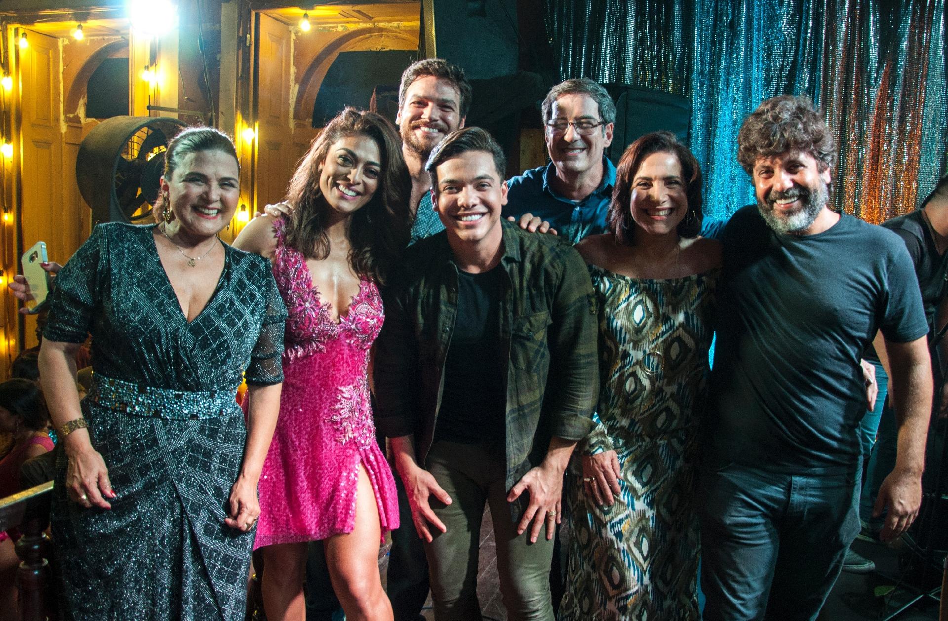 Wesley Safadão posa com os atores Elizângela, Juliana Paes, Emílio Dantas, João Camargo, Totia Meireles e o diretor Pedro Vasconcellos na gravação de "A Força do Querer", na Estudantina, no Rio - Estevam Avellar/TV Globo