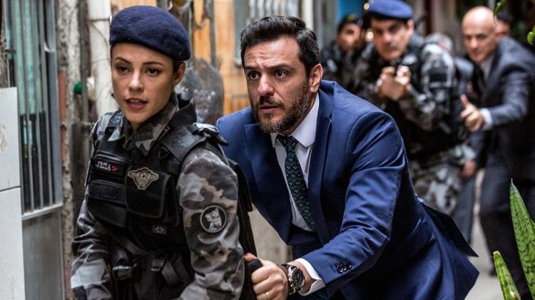 Jeiza (Paolla Oliveira) e Caio (Rodrigo Lombardi) em meio ao tiroteio em "A Força do Querer" - Reprodução/GShow - Reprodução/GShow