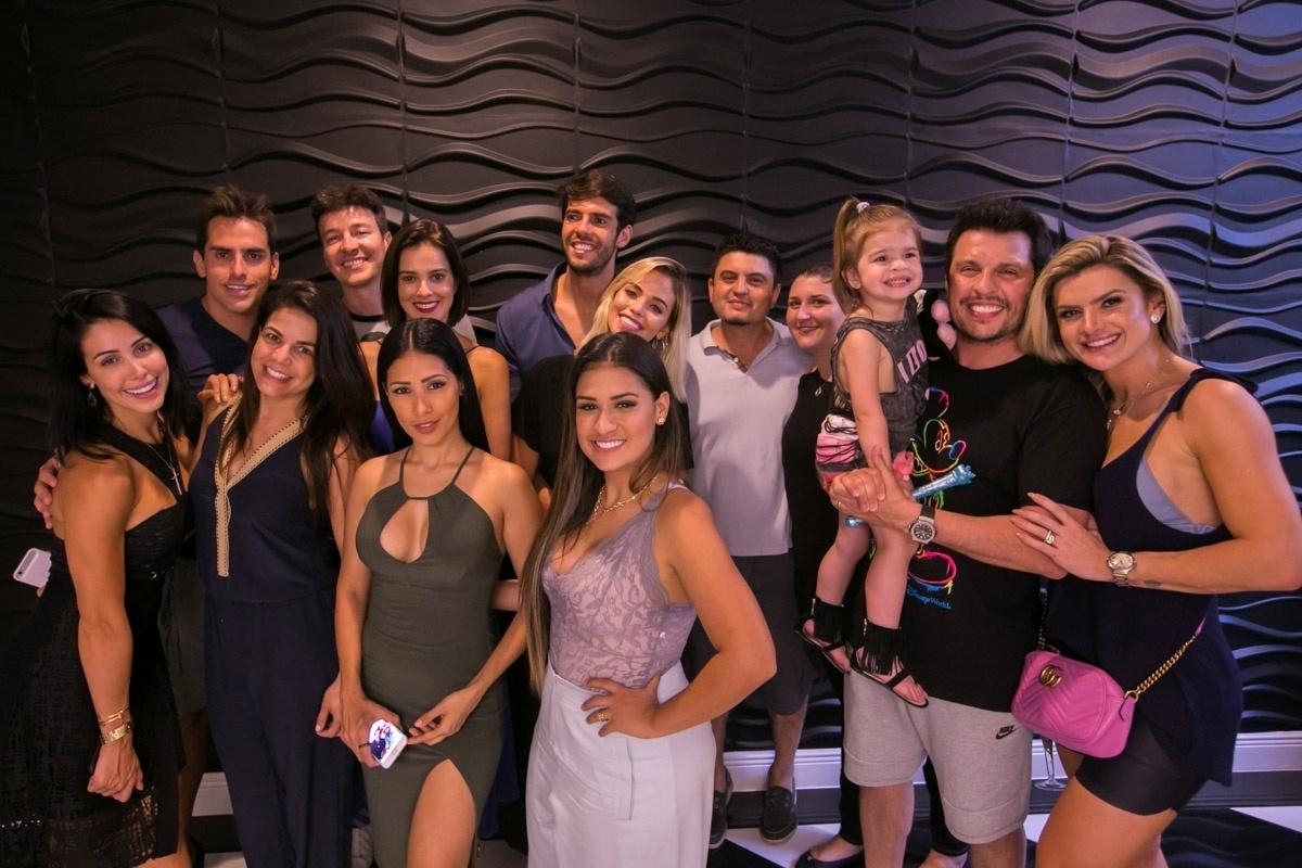 Simone e Simaria posam com os convidados da festa de três anos de Henry, filho de Simone e Kaká Diniz, em Orlando (EUA) - Diogo Alexandre/Brazil News Internacional
