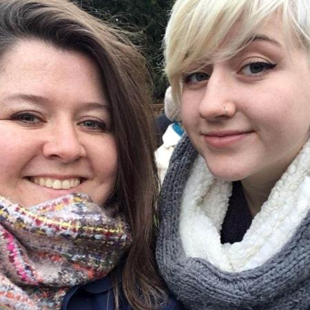 Karen Anvil e a filha, Rachel; Karen conseguiu fotografar os príncipes William e Harry e suas respectivas a caminho da missa de Natal, em Sandringham, no Reino Unido - Reprodução/Daily Mail - Reprodução/Daily Mail