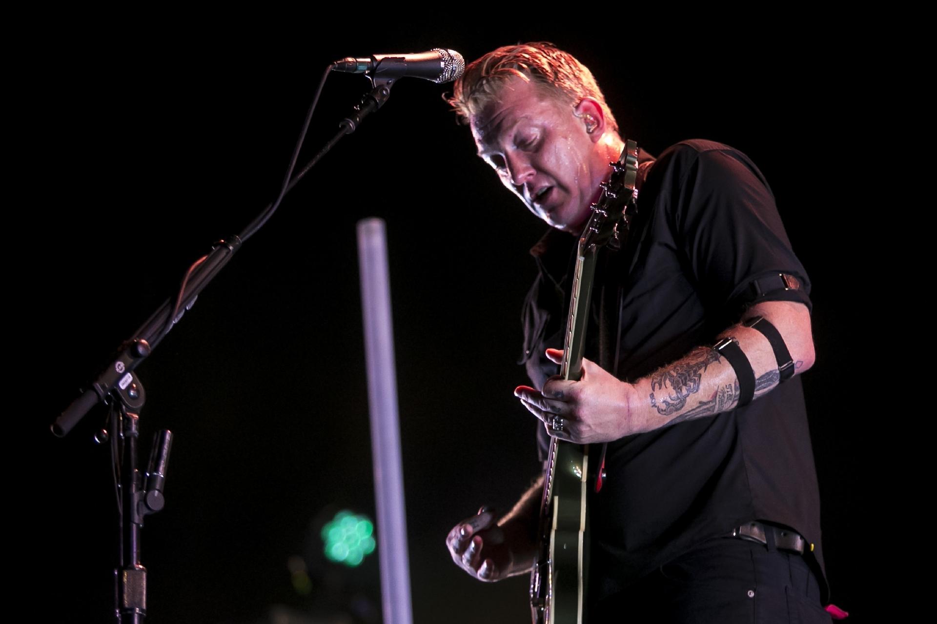 Sucessos como "If I Had a Tail", "Monsters in the Parasol" e "My God Is the Sun" não ficaram de fora do setlist do Queens of the Stone Age no show deste domingo (25) no Maracanã - Bruna Prado/UOL
