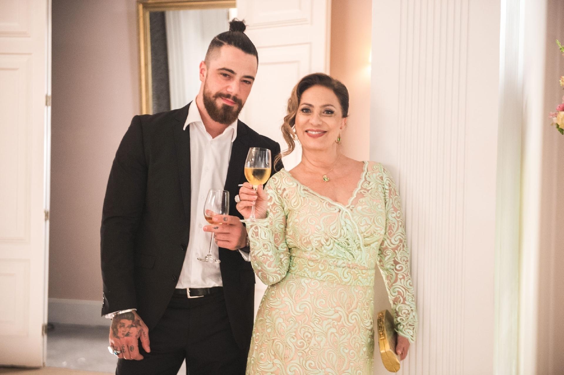 Nádia (Eliane Giardini) vai com Odair (Felipe Titto) ao casamento de Clara e Renato - Raquel Cunha/Globo