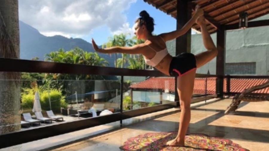 Isis Valverde pratica yoga - Reprodução/Instagram