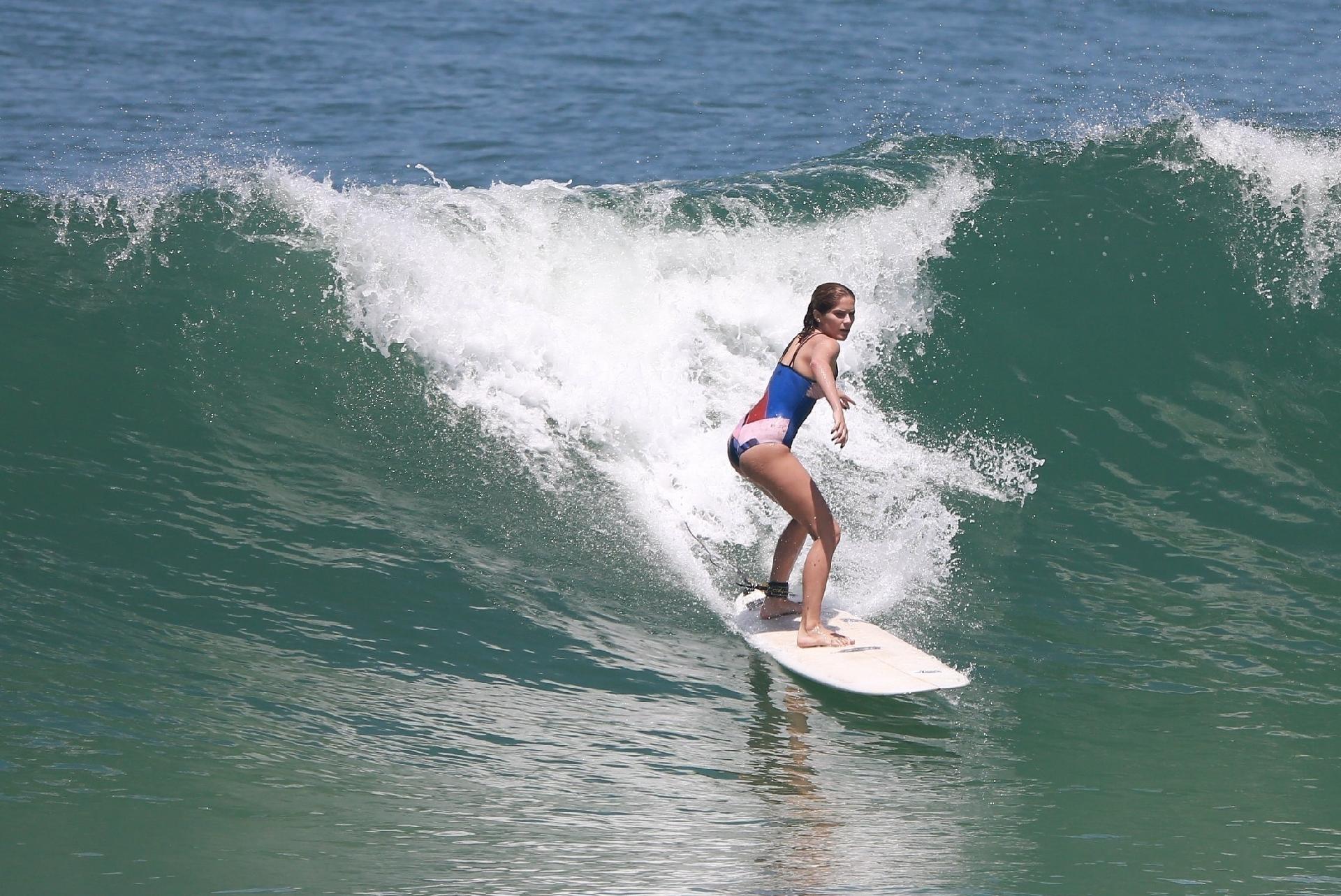 Parece que o surfe conquistou mesmo Isabella Santoni. Na tarde desta terça-feira (2), ela aproveitou o calor para praticar o esporte em uma das praias mais frequentadas pelos surfistas do Rio: a praia da Macumba. A atriz mostrou que já tem habilidade com a prancha - AgNews/Dilson Silva