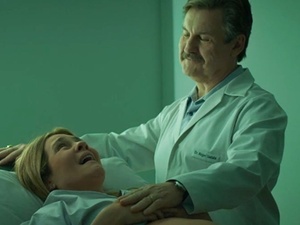 Em "Assédio", Adriana Esteves é Stela, uma das pacientes que foi estuprada por Dr. Roger (Antonio Calloni) - Reprodução/TV Globo - Reprodução/TV Globo