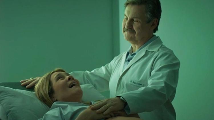 Stela durante consulta com Roger Sadala (Antonio Calloni) - Reprodução/TV Globo - Reprodução/TV Globo