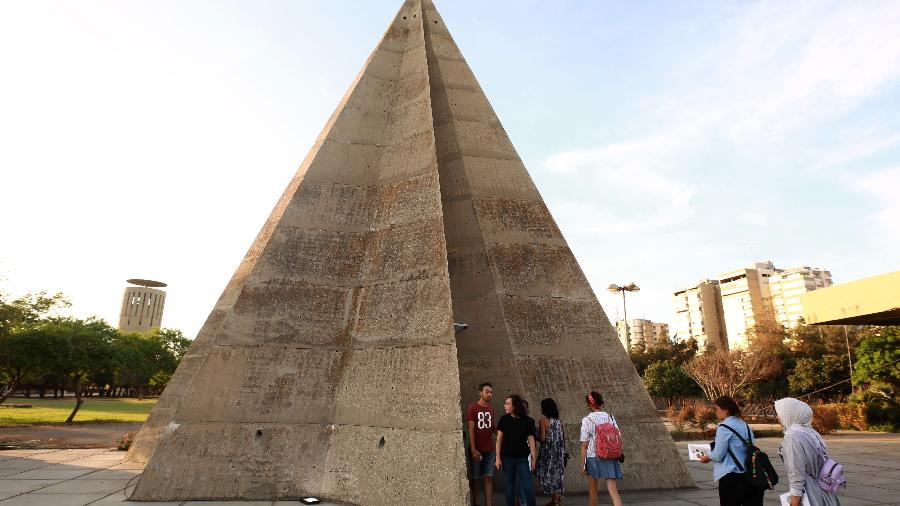 Pirâmide que faz parte da Feira Internacional de Rashid Karami, em Trípoli, conjunto de estruturas criadas por Oscar Niemeyer no Líbano - ANWAR AMRO / AFP
