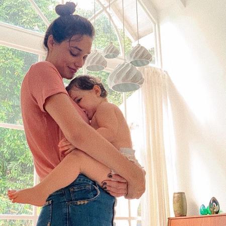 Débora Nascimento amamenta a filha, Bella, de 1 ano - Reprodução/Instagram