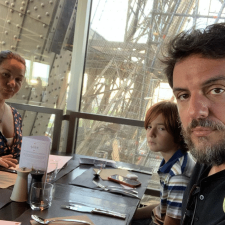 Rodrigo Lombardi com a mulher e o filho em um restaurante dentro da Torre Eiffel - Reprodução/Instagram