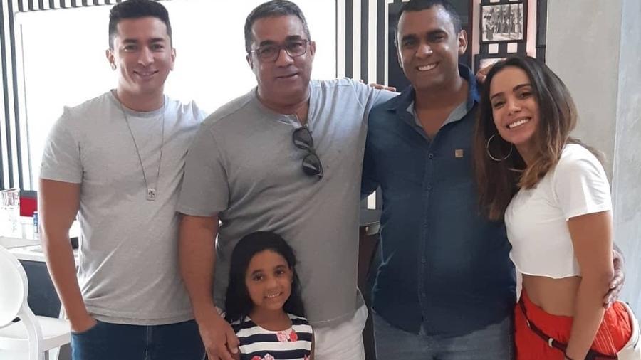 Família reunida: Renan, Painitto, Felipe, Anitta e Letícia - Colaboração para o UOL