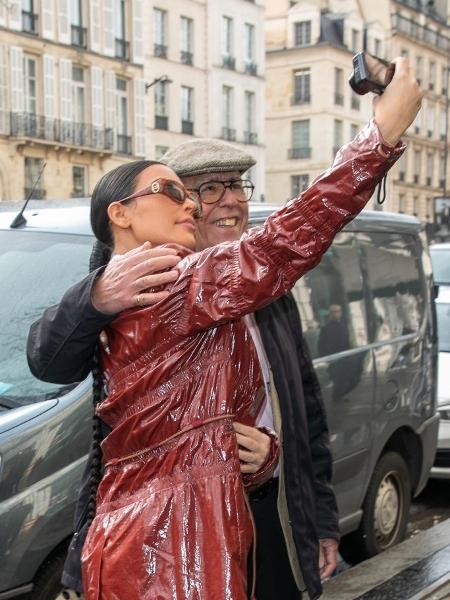 Kim Kardashian tira selfie com câmera digital - Marc Piasecki/Getty Images