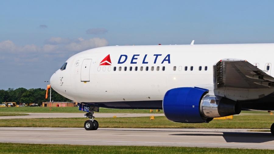 Avião Delta Airlines; casal obrigou voo a retornar após saltar pela saída de emergência de um avião - Getty Images