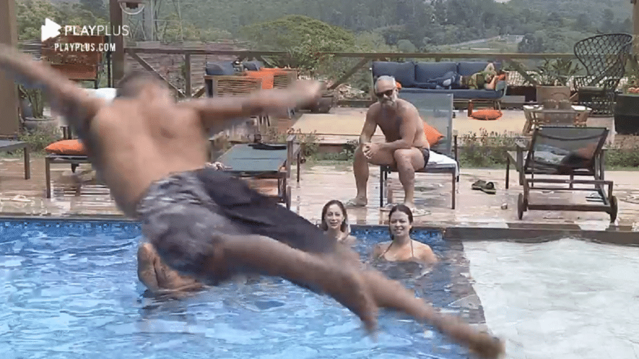 A Fazenda 2020: Juliano Ceglia pula na piscina sob o olhar dos outros peões - Reprodução/RecordTV
