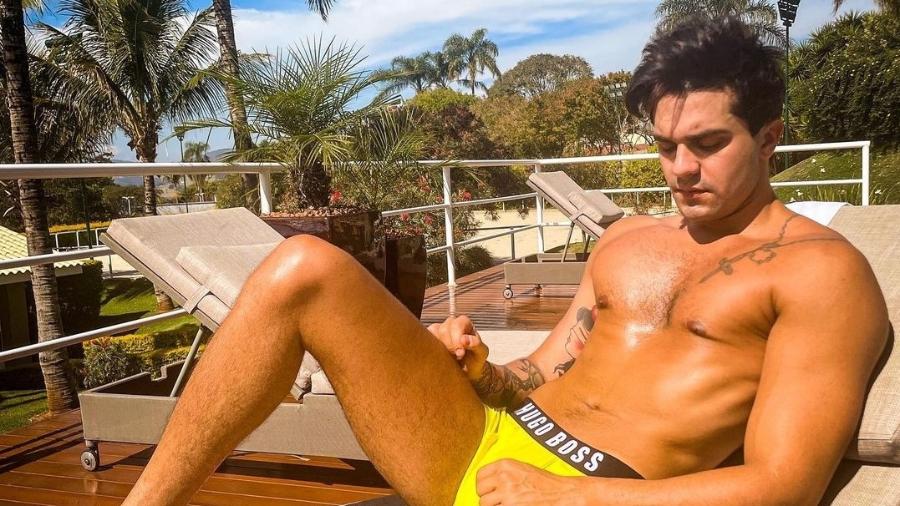 Luan Santana mostrou que estava tomando sol só de cueca e ganhou elogios - Reprodução/Instagram