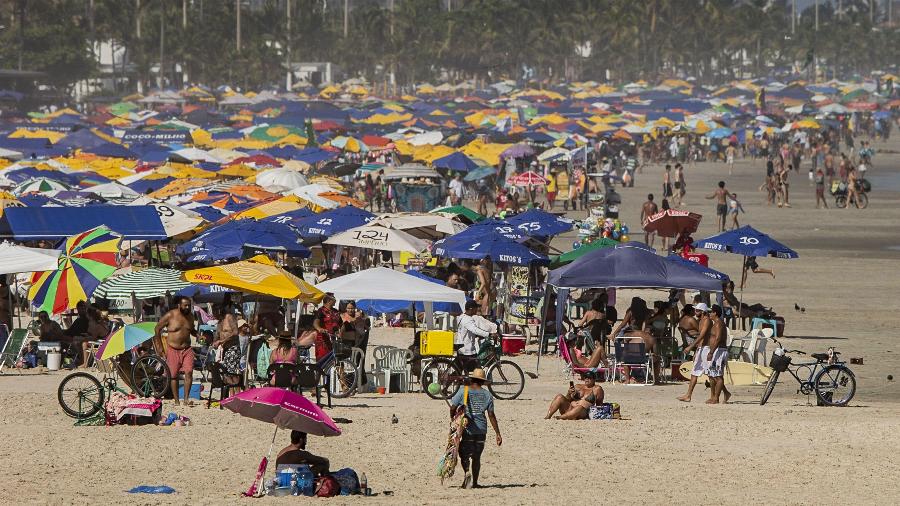 Banhistas na praia de Enseada, no Guarujá,